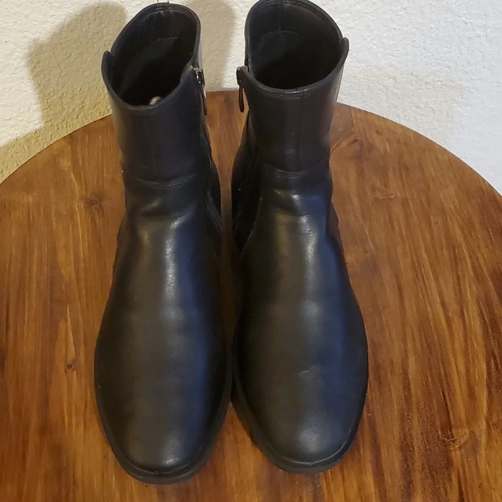 Ecco| Black Supple Smooth Leather Booties Boots Side Zip Low Heel   Sz.6